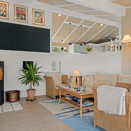 Hrefna - 500m From The Sea By Interhome