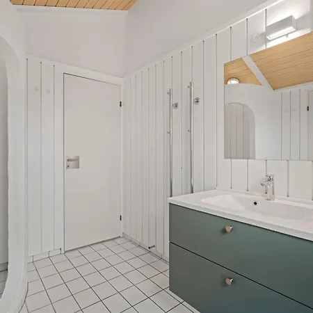Hrefna - 500m From The Sea By Interhome